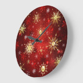 Kerstgouden sneeuwvlokken op rode achtergrond grote klok (Hoek)