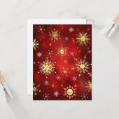 Kerstgouden sneeuwvlokken op rode achtergrond kaart (Voorkant / Achterkant in situ)
