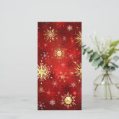 Kerstgouden sneeuwvlokken op rode achtergrond kaart (Staand voorkant)