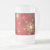 Kerstgouden sneeuwvlokken op rode achtergrond matglas bierpul (Voorkant rechts)