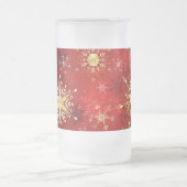 Kerstgouden sneeuwvlokken op rode achtergrond matglas bierpul (Center)