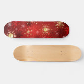 Kerstgouden sneeuwvlokken op rode achtergrond persoonlijk skateboard (Horizontaal)