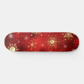 Kerstgouden sneeuwvlokken op rode achtergrond persoonlijk skateboard (Horizontaal)
