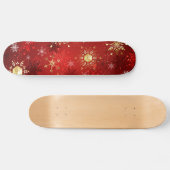 Kerstgouden sneeuwvlokken op rode achtergrond persoonlijk skateboard (Horizontaal)