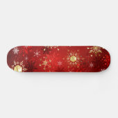Kerstgouden sneeuwvlokken op rode achtergrond persoonlijk skateboard (Horizontaal)