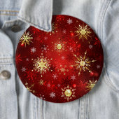 Kerstgouden sneeuwvlokken op rode achtergrond ronde button 6,0 cm (In situ)