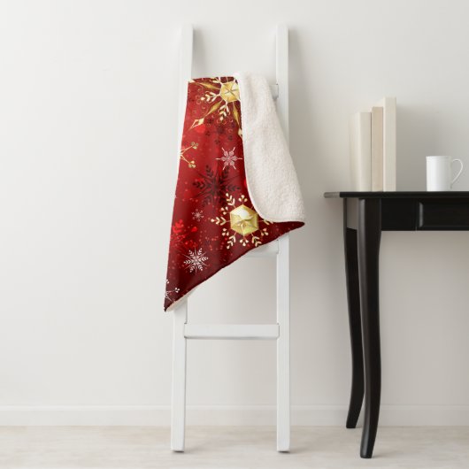 Kerstgouden sneeuwvlokken op rode achtergrond sherpa deken (In situ)