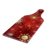 Kerstgouden sneeuwvlokken op rode achtergrond snijplank (Hoek)