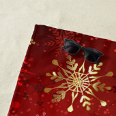 Kerstgouden sneeuwvlokken op rode achtergrond strandlaken (In situ)