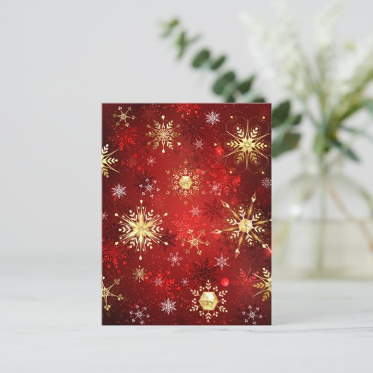 Kerstgouden sneeuwvlokken op rode achtergrond uitnodiging briefkaart (Staand voorkant)