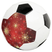 Kerstgouden sneeuwvlokken op rode achtergrond voetbal (Drie kwart)