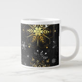 Kerstgouden sneeuwvlokken op zwarte achtergrond grote koffiekop (Rechts)