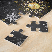 Kerstgouden sneeuwvlokken op zwarte achtergrond legpuzzel (Zijkant)
