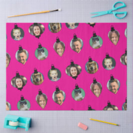 Kerstgrappige familie foto's in roze versieringen tissuepapier