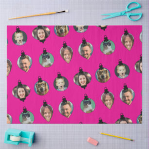 Kerstgrappige familie foto's in roze versieringen tissuepapier