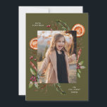kerstgroen fotografie groene feestkaart feestdagenkaart<br><div class="desc">Robuuste vakantiekaart met de waterverf van winterplantaardige stoffen,  met inbegrip van sinaasappels,  kaneelstokjes,  pijnboomvertakking,  mistletoe,  bessen,  enz. Achtergrond is olijfgroen.</div>