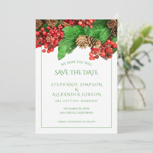 Kerstgroen Rood Berries Holiday Weddenschap Save The Date (Staand voorkant)