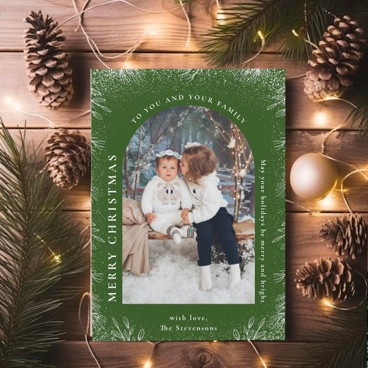 Kerstgroene boog en sneeuwfoto feestdagenkaart