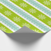 Kerstgroene en blauwe strepen met sneeuwvlokken cadeaupapier (Hoek)