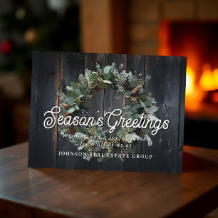 Kerstgroene krans en houten kerstgroet briefkaart