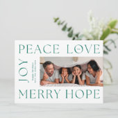 Kerstgroene letters MERRY JOY PEACE LOVE foto Feestdagenkaart (Staand voorkant)