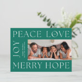 Kerstgroene letters MERRY JOY PEACE LOVE foto Feestdagenkaart (Staand voorkant)