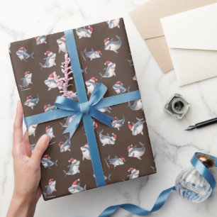 Kersthaaien door elkaar op donkerbruin cadeaupapier