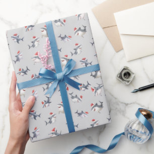 Kersthaaien op lichtgrijs gegooid cadeaupapier