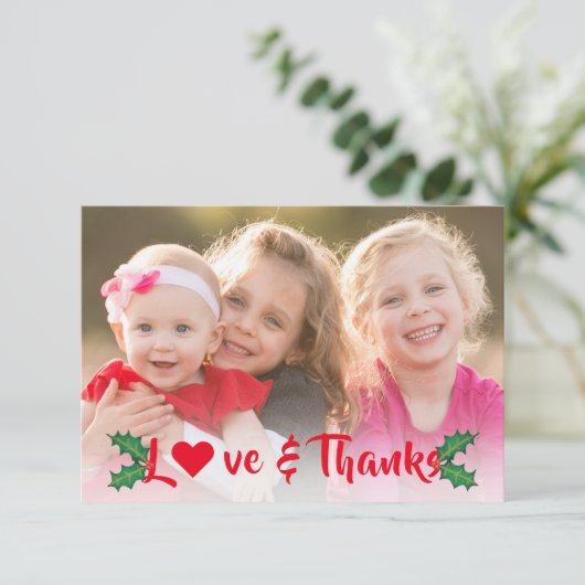 KerstHolly Red Modern Script Holiday Foto Bedankkaart (Staand voorkant)