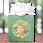 Kersthomemade Holiday Baking Ronde Sticker<br><div class="desc">Vrolijk kerstfeest in witte kerkletters op een spetter van faux goudfolie,  deze ronde stickers zijn gepersonaliseerd met Sweet Holiday Wishes en je familienaam in het teken op een patroon van goudriemen over groene borstelslagen. Borden,  luiers en meer design in onze winkel.</div>