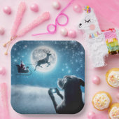 Kersthond fotografeert kerstman in slee papieren bordje (Feest)