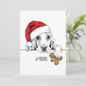 Kersthond in Santa Hat Holding Gingerbrood Man Feestdagenkaart (Staand voorkant)