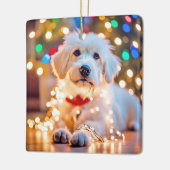 Kersthond verstrikt in lichten keramisch ornament (Links)