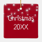 Kersthond verstrikt in lichten keramisch ornament (Achterkant)