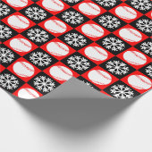 Kersthonkbalrood en zwart Snowflake-patroon Cadeaupapier (Hoek)
