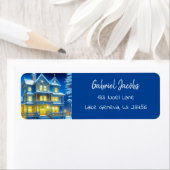 Kersthuis op een sneeuwnacht vakantie etiket (Insitu)