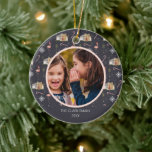 Kersthuis uit de Mideeuw Keramisch Ornament<br><div class="desc">Patroon met illustraties van een modern,  eeuwenoud huis met kerstverlichting,  palmbomen,  sneeuwvlokken,  vlammen en sneeuwvlokken. Pas de tekst en de foto aan.</div>