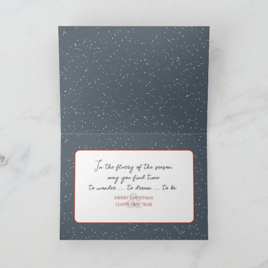 Kersthuisje en herten in sneeuwvlokken feestdagen kaart (Binnen)