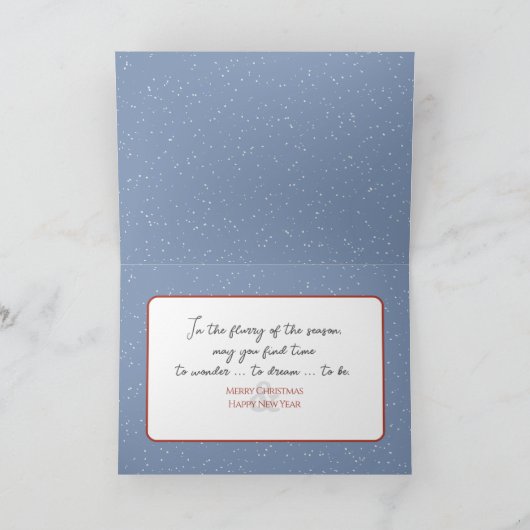 Kersthuisje in sneeuwvlokken feestdagen kaart (Binnen)