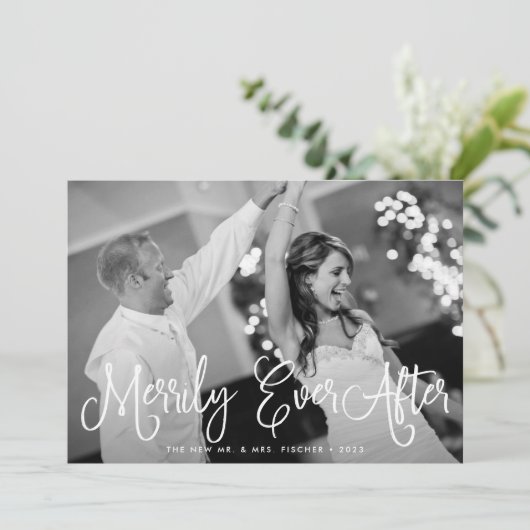 Kerstkaart 'Merrily Ever After' met achterkantberi (Staand voorkant)