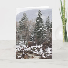 Kerstkaart met besneeuwde stroom feestdagen kaart