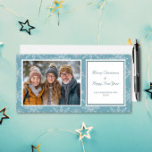 Kerstkaart met blauwe en witte sneeuwvlokken