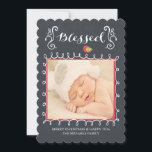 Kerstkaart met gezegende schoolbord familie foto<br><div class="desc">Stuur dit jaar een unieke kerstkaart die je familie en vrienden zullen waarderen. Onze moderne kerstfoto kaart heeft een spek witte & rode lijst voor je foto met stijlvolle haakjes met typografie die 'gezegend' zegt, geplaatst op een populair zwart schoolbord achtergrond. Achterop heb je extra ruimte voor extra foto's en...</div>