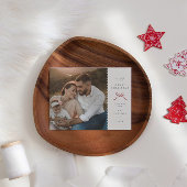 Kerstkaart met golvende rand en rode strik foto