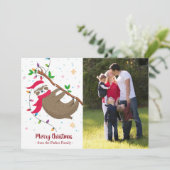 Kerstkaart met grappige Sloth Santa Hat (Staand voorkant)