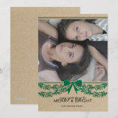 Kerstkaart met groene strik en slinger in landelij (Voorkant / Achterkant)