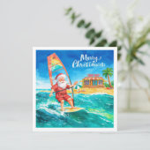 Kerstkaart met Kerstman op de surfplank op het str (Staand voorkant)