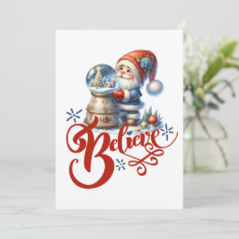 Kerstkaart met knuffelachtige kabouter en sneeuwbo