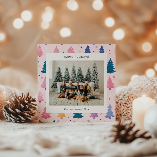 Kerstkaart met pastelkleurige kerstboomillustratie