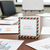 Kerstkaart met rode, groene en witte strepen en lo kaart